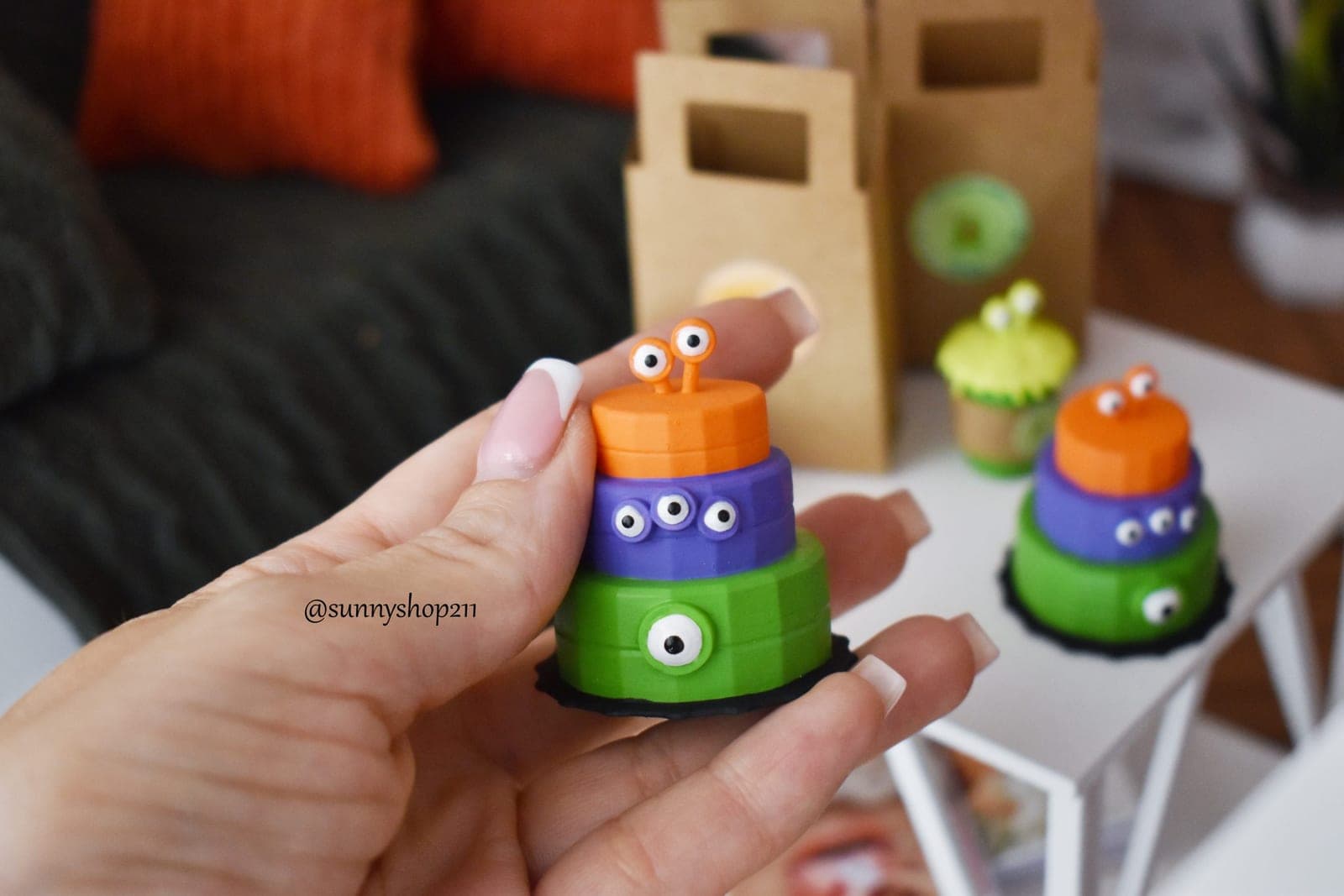 gâteau monstre customisé sur le thème d'halloween. Idéal pour les dolls au 1/6 comme les Barbie, pullip, blythe ou autres ou au 1/4 comme minifee, MSD, unoa